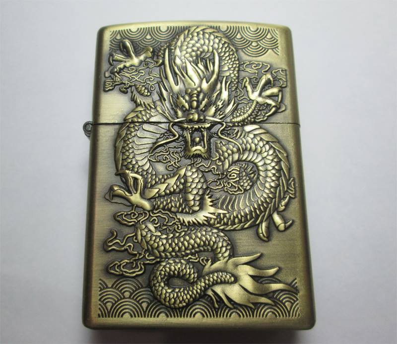 Bật lửa quẹt zippo màu đồng khắc nổi hình Rồng dùng xăng